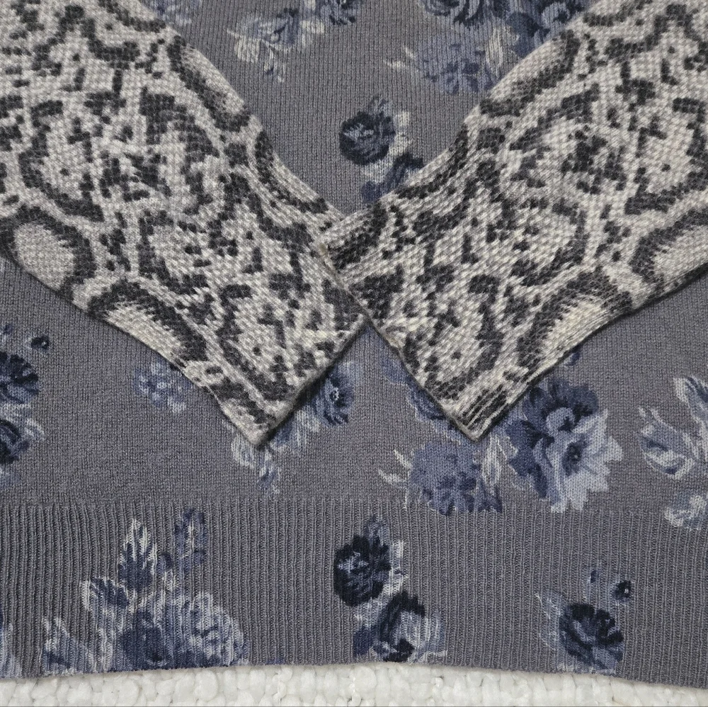 EQUIPMENT FEMME 100% Cashmere Gray Blue Floral Sweater Snake Print Sleeves Large - Picture 9 of 16